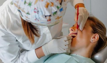 Dr. med. dent. Marija Roguljić izvodi stomatološki pregled na pacijentu unutar Perioplan centra.